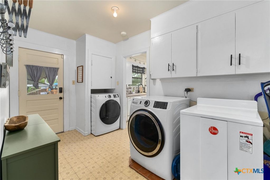 Image 23 of property listing at 908 S Laurel Avenue, Luling, TX 78648