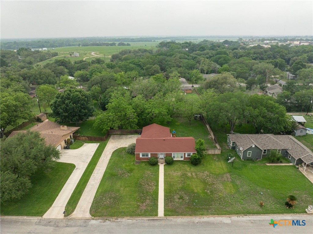 Image 24 of property listing at 908 S Laurel Avenue, Luling, TX 78648