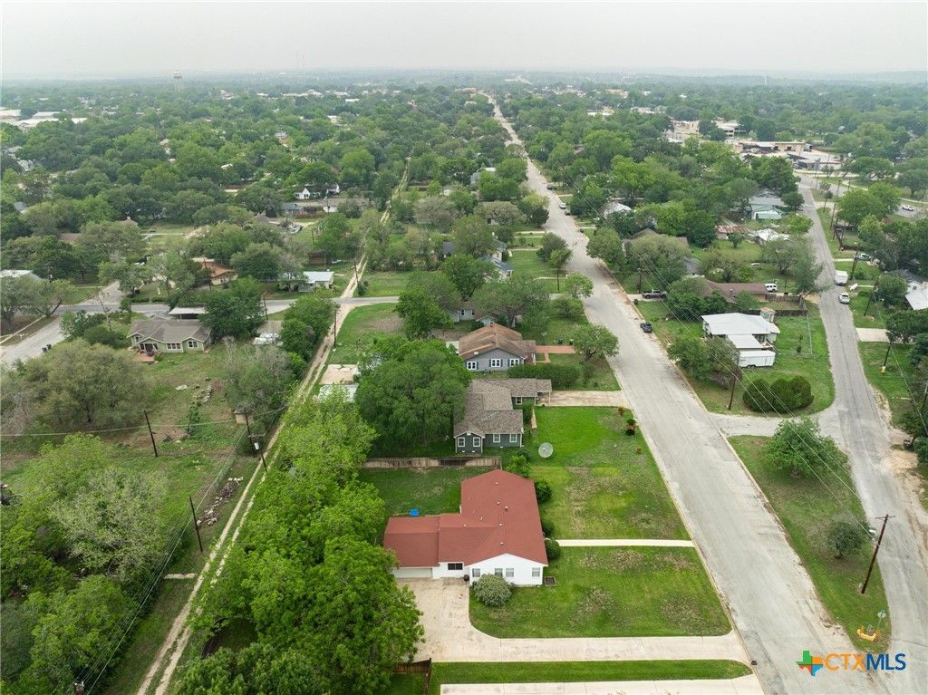 Image 25 of property listing at 908 S Laurel Avenue, Luling, TX 78648