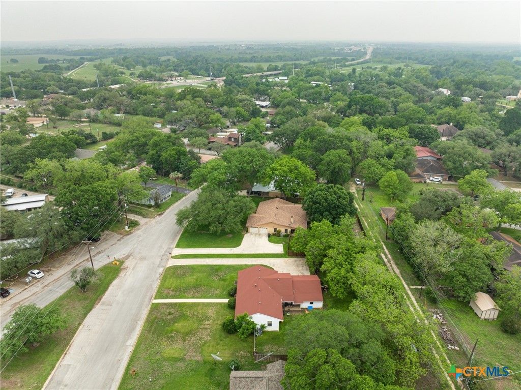 Image 27 of property listing at 908 S Laurel Avenue, Luling, TX 78648