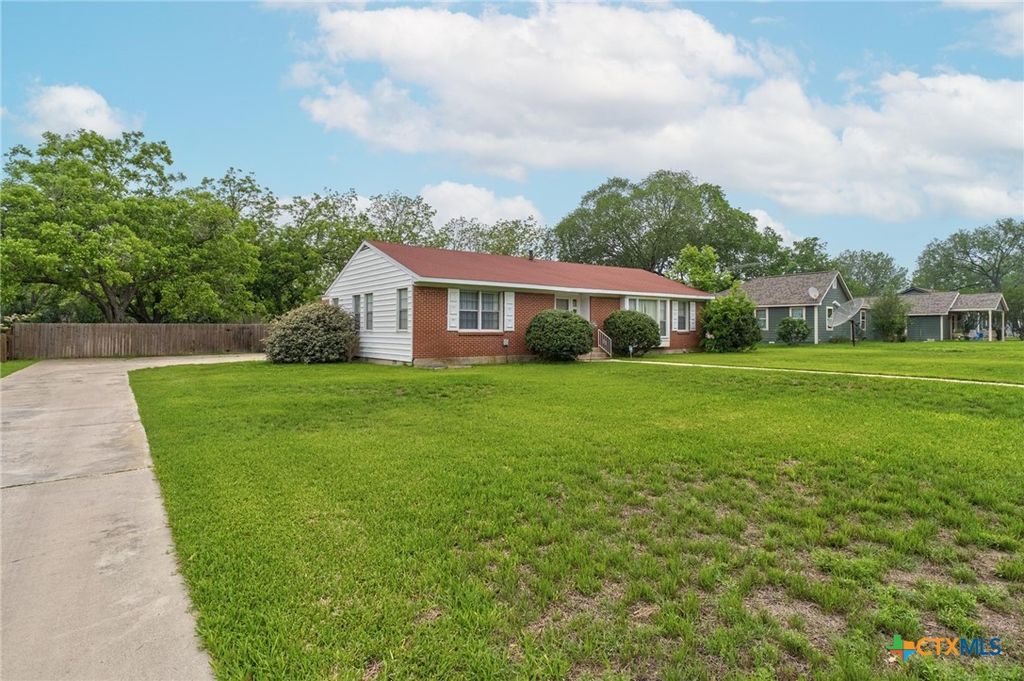 Image 29 of property listing at 908 S Laurel Avenue, Luling, TX 78648