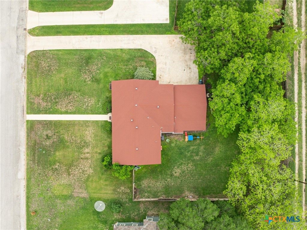 Image 3 of property listing at 908 S Laurel Avenue, Luling, TX 78648