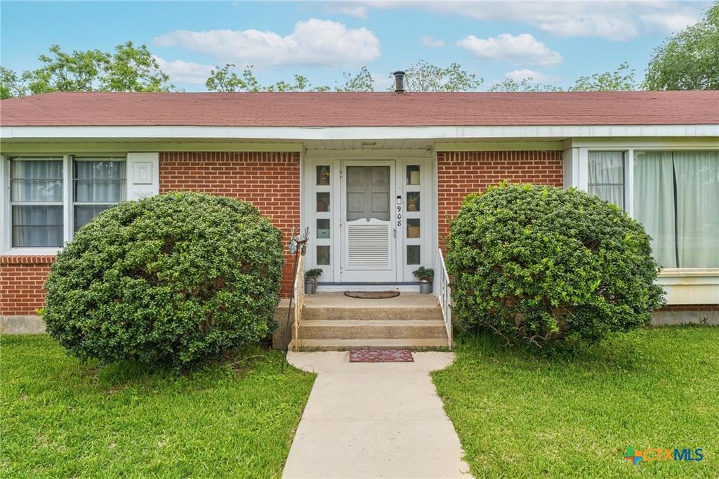 Image 30 of property listing at 908 S Laurel Avenue, Luling, TX 78648