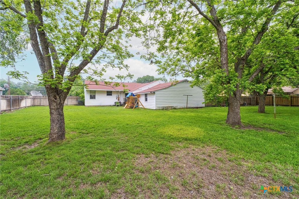 Image 31 of property listing at 908 S Laurel Avenue, Luling, TX 78648