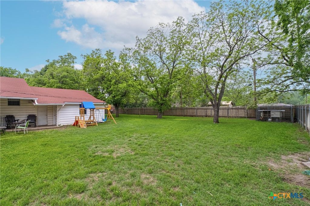 Image 33 of property listing at 908 S Laurel Avenue, Luling, TX 78648