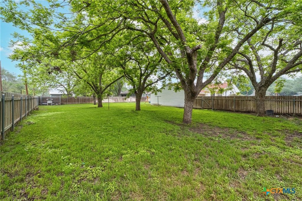 Image 34 of property listing at 908 S Laurel Avenue, Luling, TX 78648