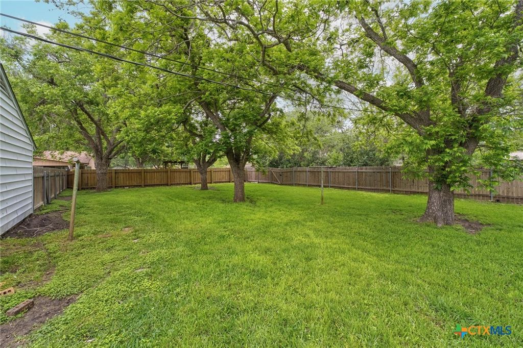 Image 35 of property listing at 908 S Laurel Avenue, Luling, TX 78648