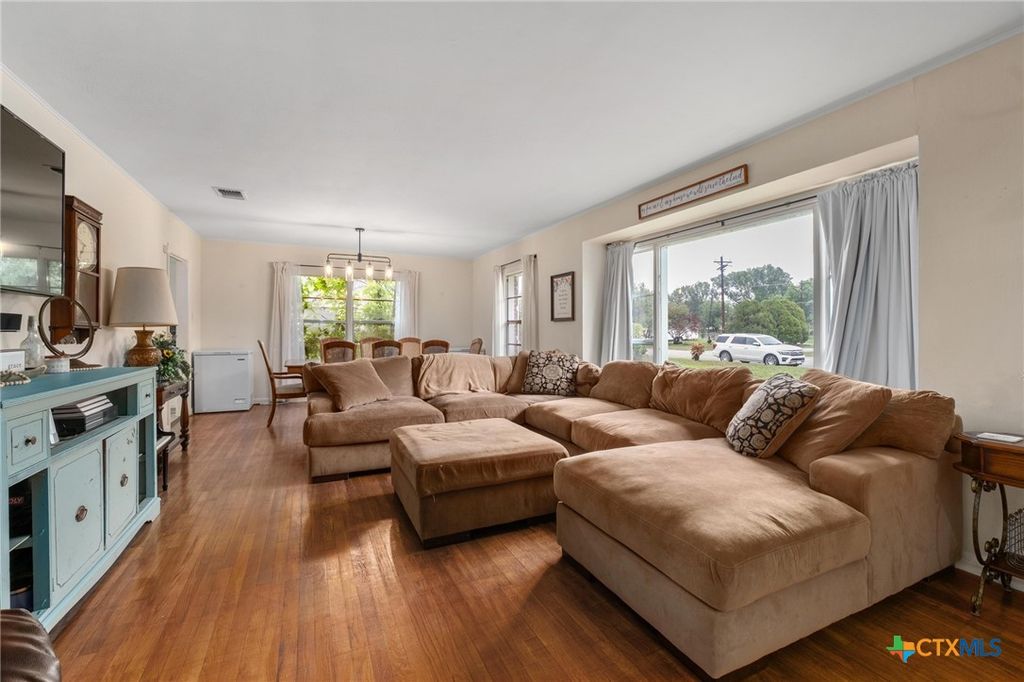 Image 5 of property listing at 908 S Laurel Avenue, Luling, TX 78648