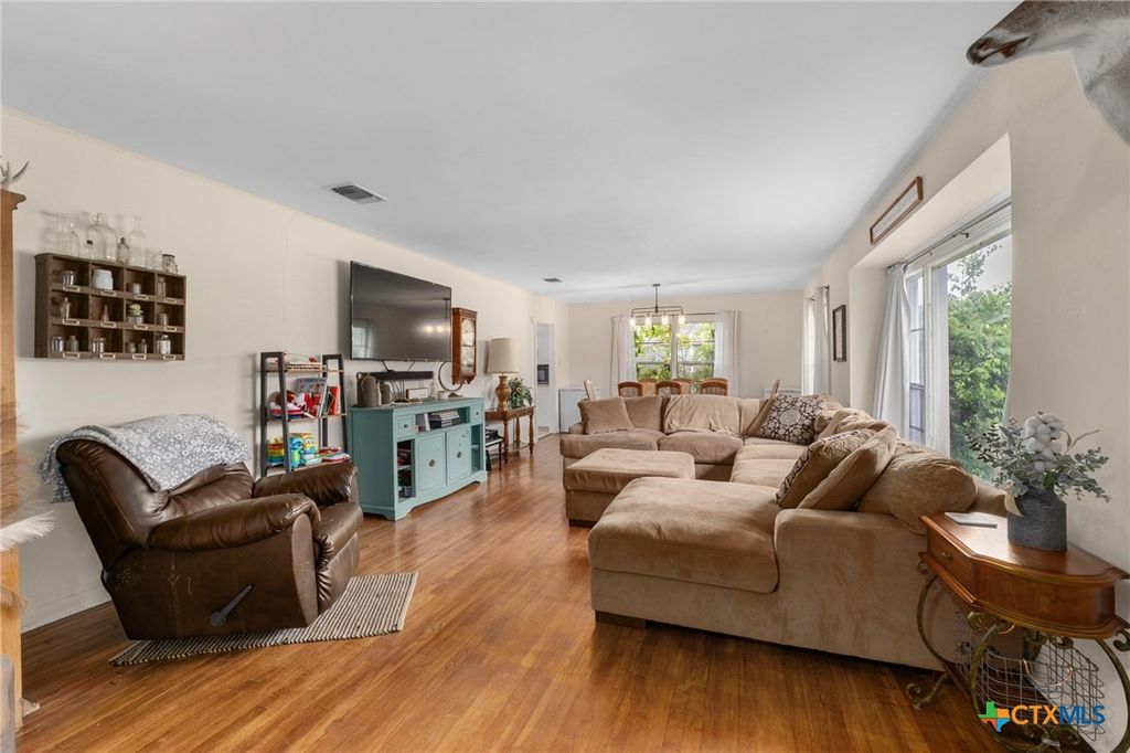 Image 6 of property listing at 908 S Laurel Avenue, Luling, TX 78648