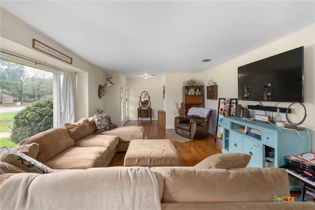 Image 7 of property listing at 908 S Laurel Avenue, Luling, TX 78648