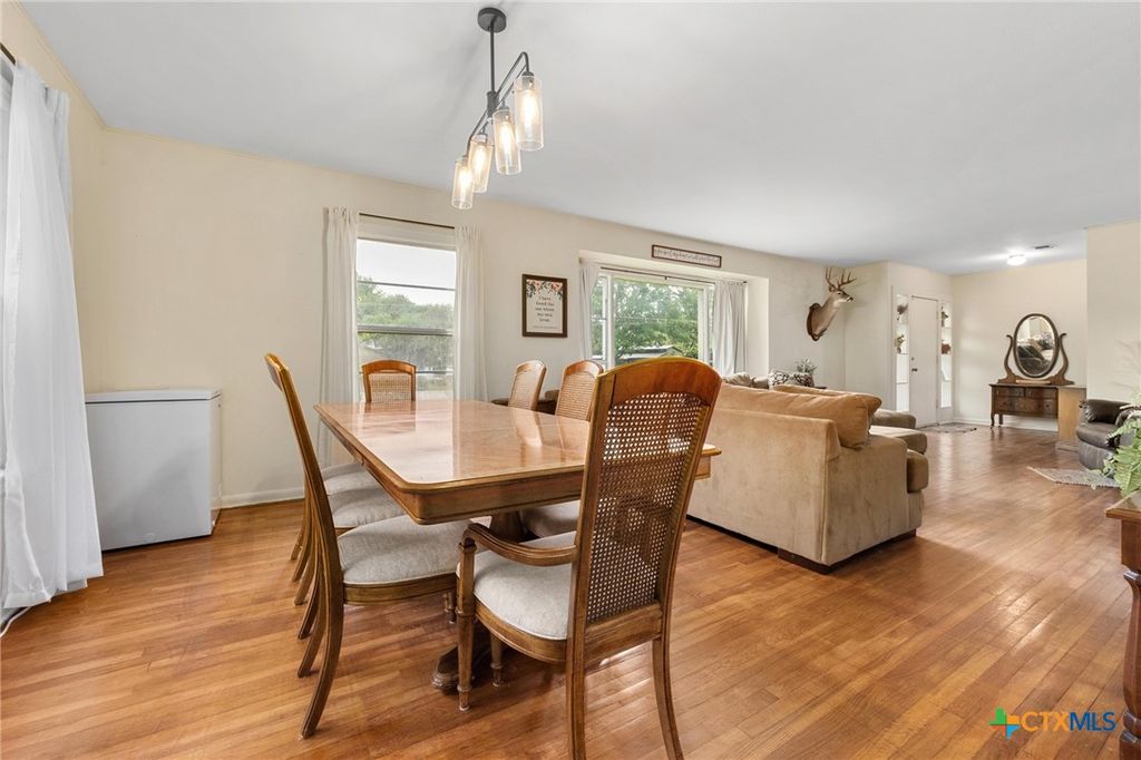 Image 9 of property listing at 908 S Laurel Avenue, Luling, TX 78648