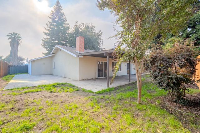 1136 W Seeger Avenue, Visalia, CA 93277