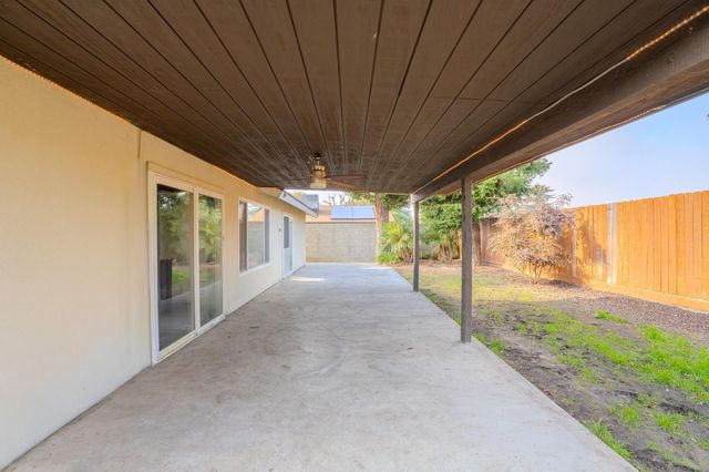 1136 W Seeger Avenue, Visalia, CA 93277