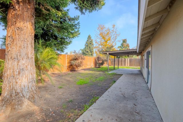 1136 W Seeger Avenue, Visalia, CA 93277