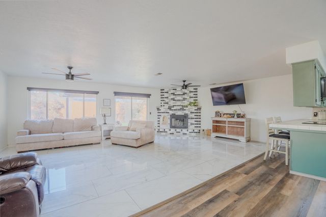 1136 W Seeger Avenue, Visalia, CA 93277