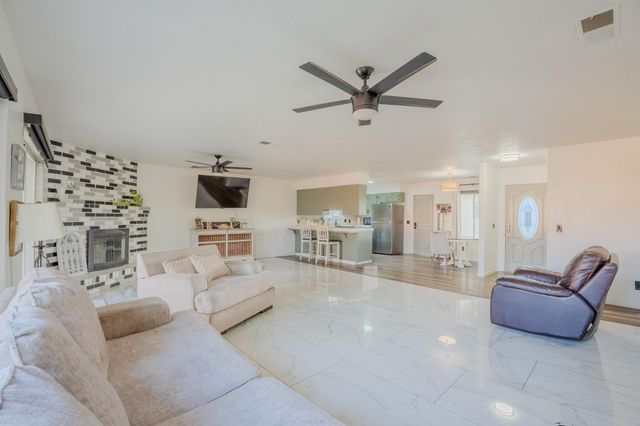 1136 W Seeger Avenue, Visalia, CA 93277