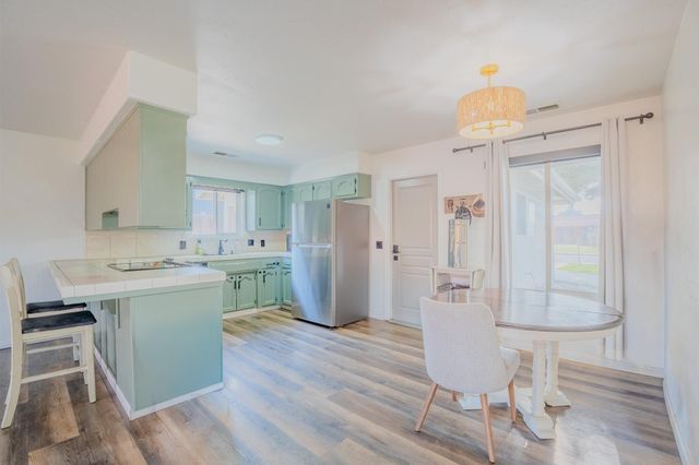 1136 W Seeger Avenue, Visalia, CA 93277