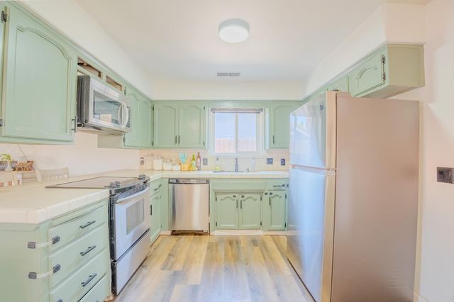 1136 W Seeger Avenue, Visalia, CA 93277