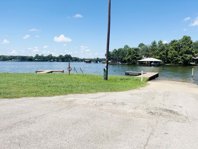 305 Live Oak Lane, Mabank, TX 75156