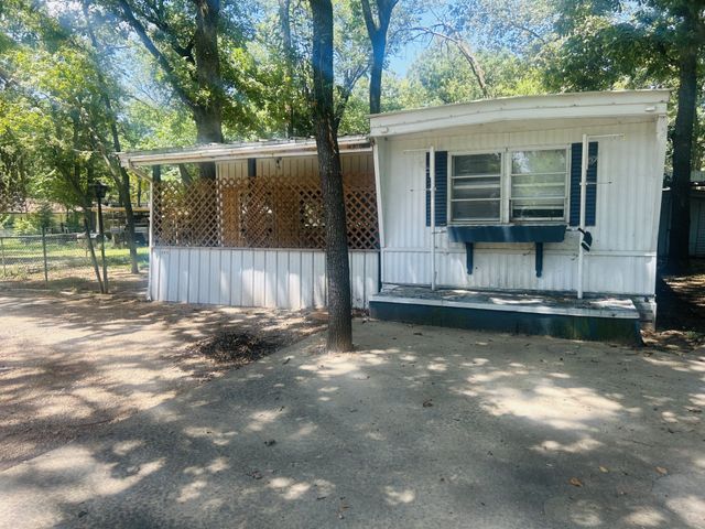 305 Live Oak Lane, Mabank, TX 75156