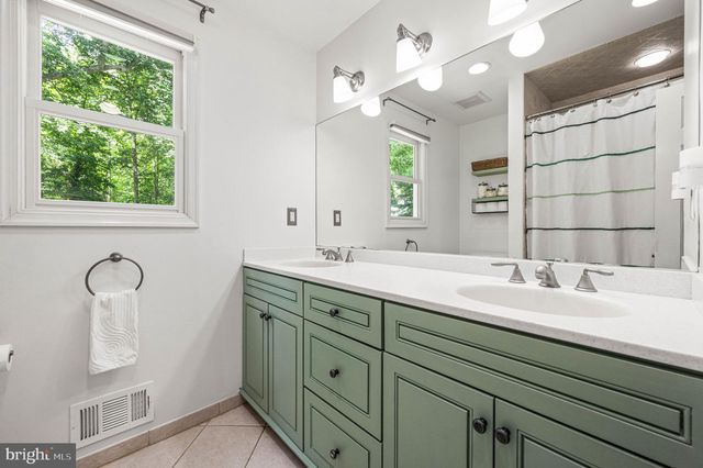 6 BRADFORD TER, Newtown Square, PA 19073