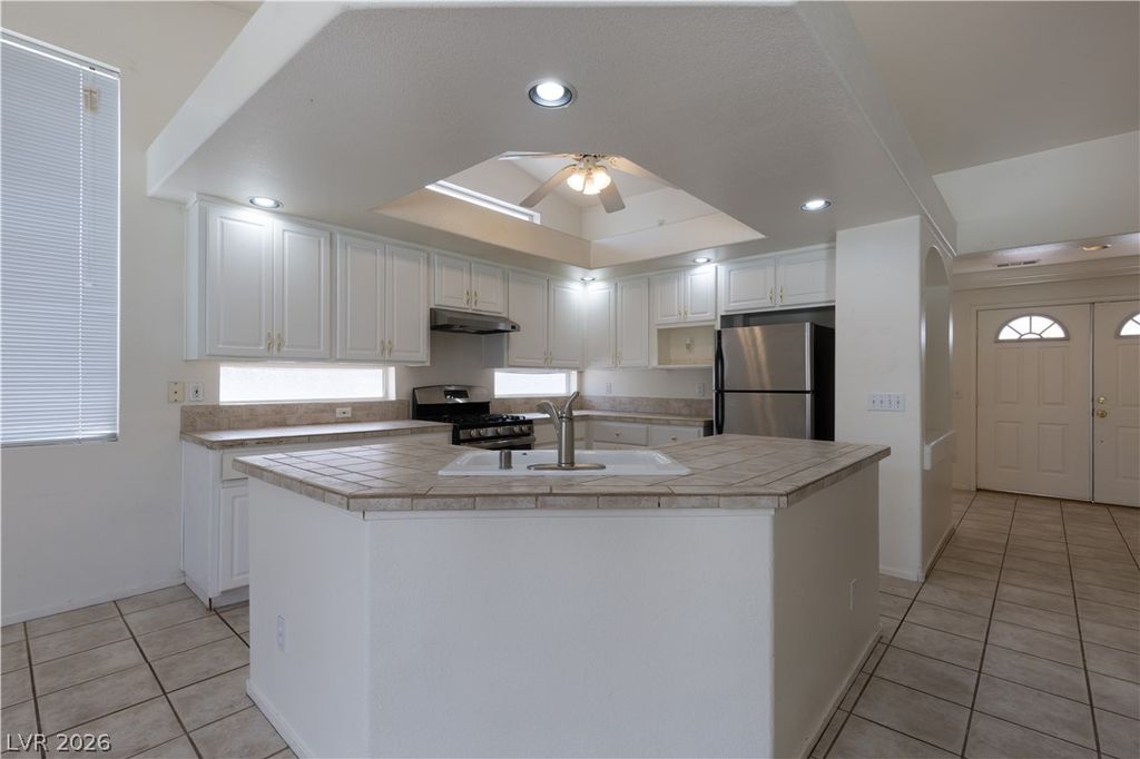 Image 5 of property listing at 9882 Silver Chimes Court, Las Vegas, NV 89183
