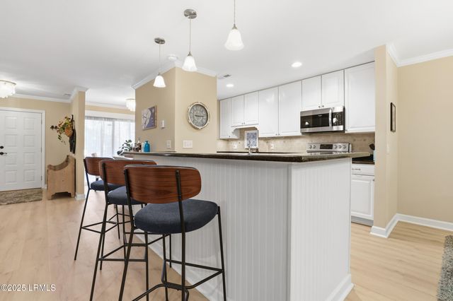 1 Gloucester Rd Apt 305, Hilton Head Island, SC 29928