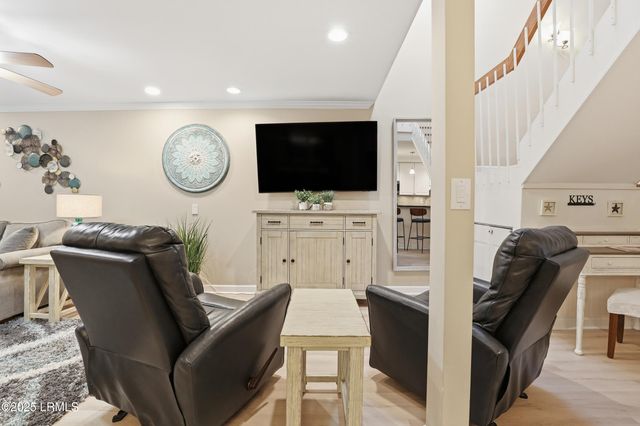 1 Gloucester Rd Apt 305, Hilton Head Island, SC 29928