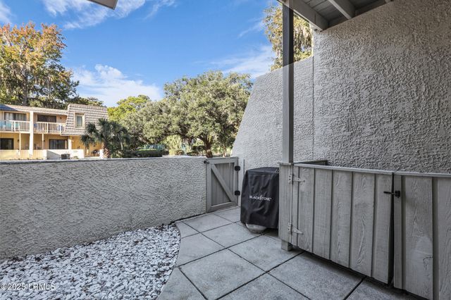 1 Gloucester Rd Apt 305, Hilton Head Island, SC 29928