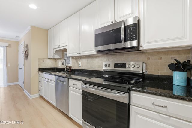 1 Gloucester Rd Apt 305, Hilton Head Island, SC 29928