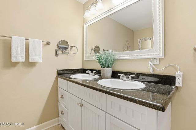 1 Gloucester Rd Apt 305, Hilton Head Island, SC 29928