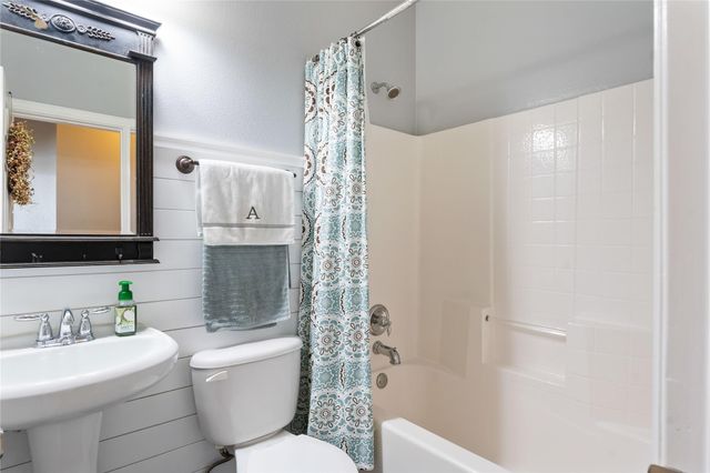 106 Foxwood Lane, Red Oak, TX 75154