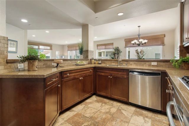 11115 Acama 207, Studio City, CA 91602