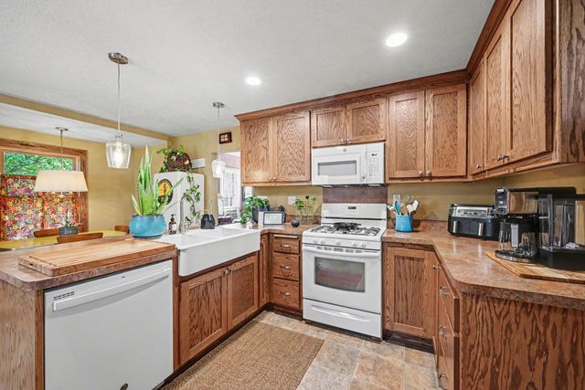 1260 Woodbridge Street, Saint Paul, MN 55117