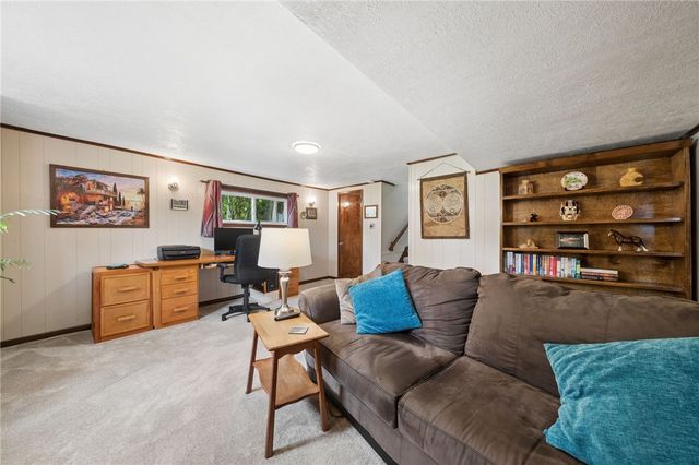 106 Daums Ln, Penn Twp, PA 15085