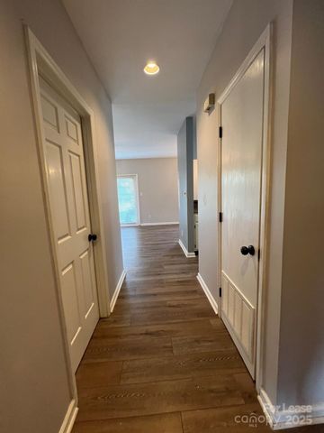 3218 Selwyn Farms Lane 1, Charlotte, NC 28209