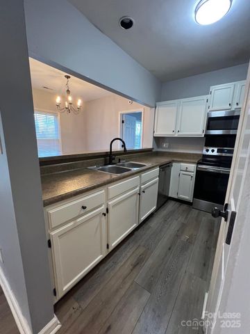 3218 Selwyn Farms Lane 1, Charlotte, NC 28209