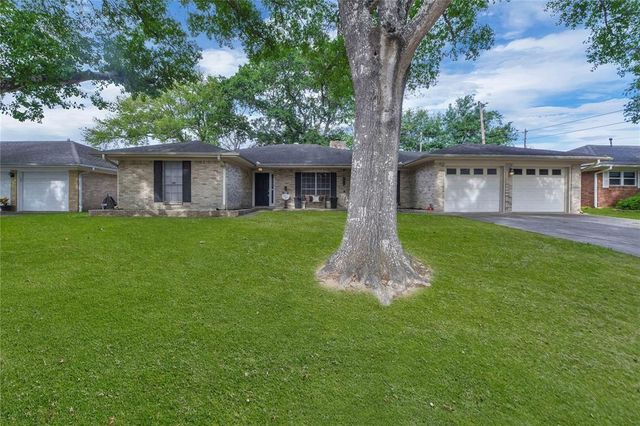 2108 Eaves Drive, Baytown, TX 77520