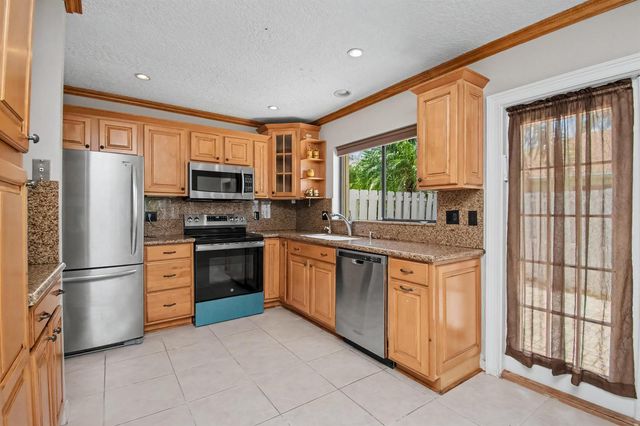 9709 Sunny Isle Circle, Boca Raton, FL 33428