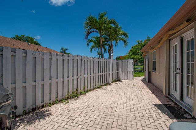 9709 Sunny Isle Circle, Boca Raton, FL 33428