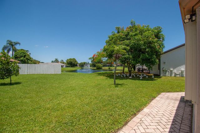 9709 Sunny Isle Circle, Boca Raton, FL 33428