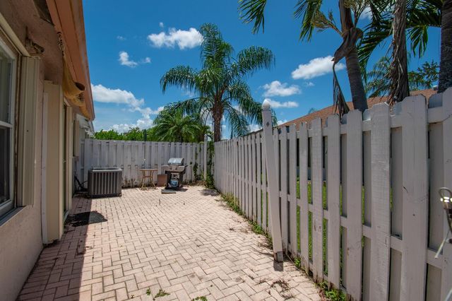 9709 Sunny Isle Circle, Boca Raton, FL 33428