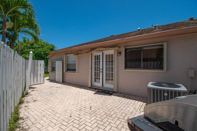 9709 Sunny Isle Circle, Boca Raton, FL 33428