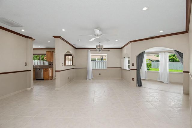 9709 Sunny Isle Circle, Boca Raton, FL 33428