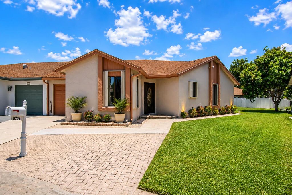 9709 Sunny Isle Circle, Boca Raton, FL 33428