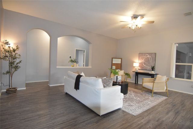 215 Longhorn Trail, Grand Prairie, TX 75052