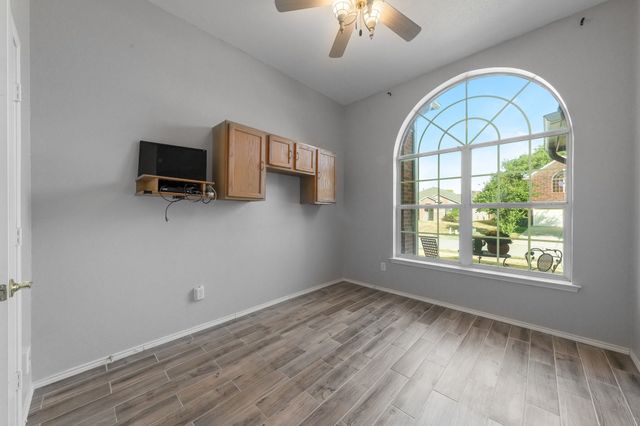 215 Longhorn Trail, Grand Prairie, TX 75052