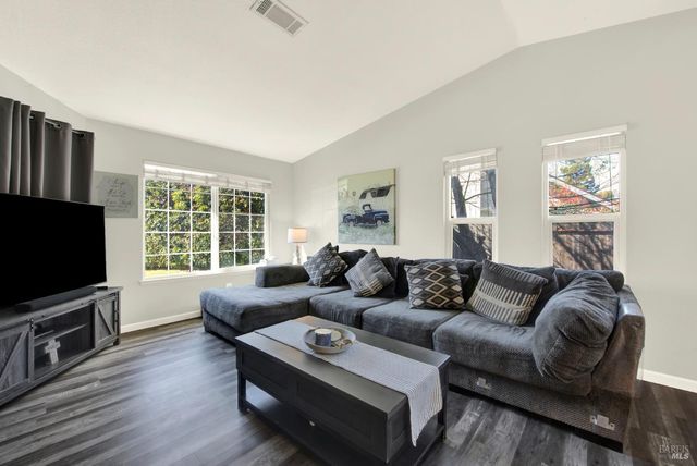 369 Kendrick Ln, Vacaville, CA 95687