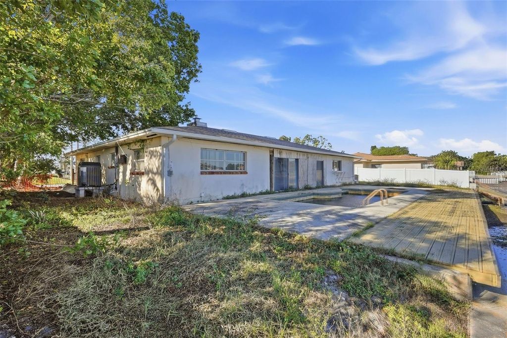 Image 13 of property listing at 369 22ND AVENUE SE, St Petersburg, FL 33705