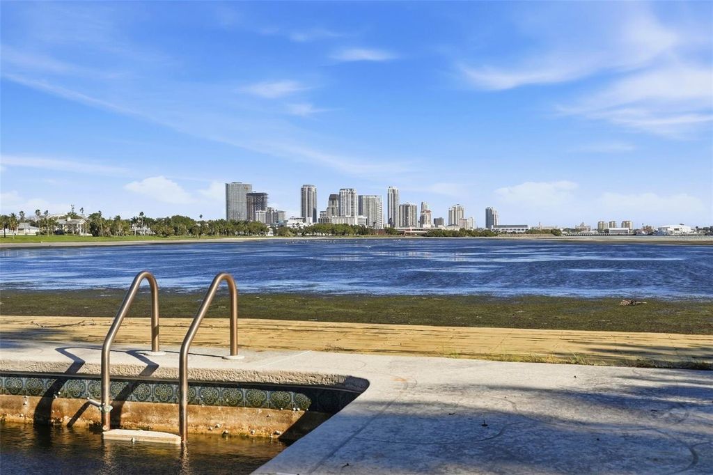 Image 3 of property listing at 369 22ND AVENUE SE, St Petersburg, FL 33705